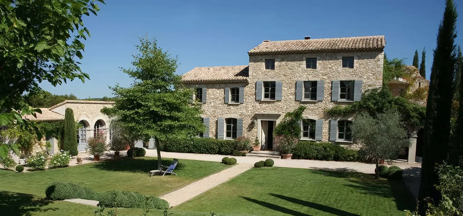 Bastide en pierre entourée d’un jardin