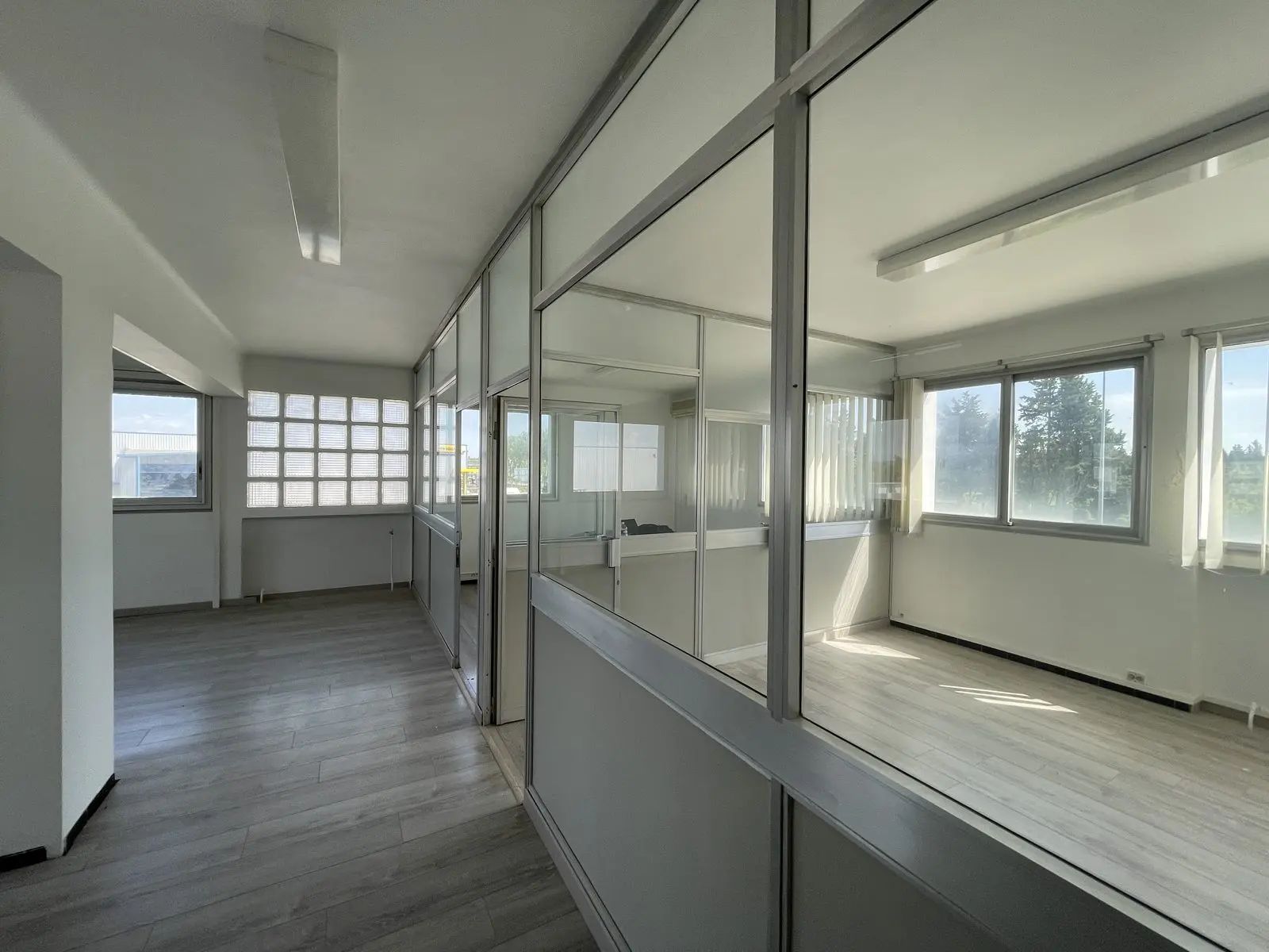 Plateau de bureaux vide